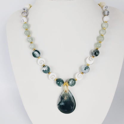 Découvrez mon collier talisman en pierres naturelles. Agate mousse, Jade AA, Merlinite et Œil de Sainte-Lucie pour attirer la chance, la prospérité et la sérénité.