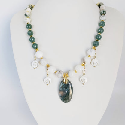 Découvrez mon collier talisman en pierres naturelles. Agate mousse, Jade AA, Merlinite et Œil de Sainte-Lucie pour attirer la chance, la prospérité et la sérénité.
