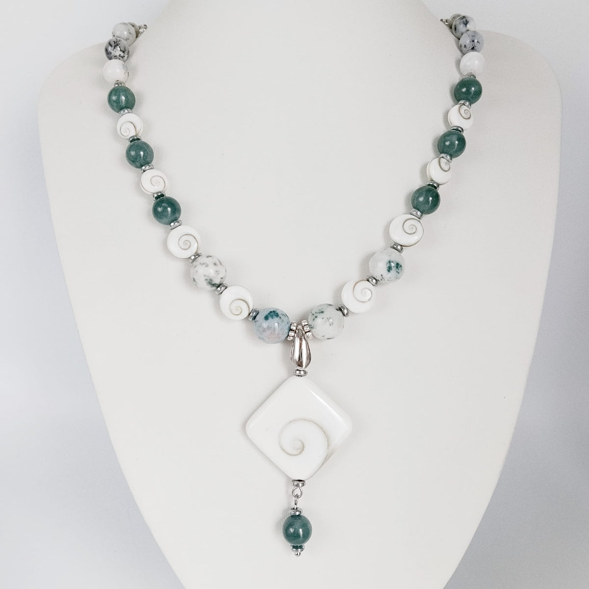 Découvrez mon collier talisman en pierres naturelles. Agate mousse, Jade AA, Merlinite et Œil de Sainte-Lucie pour attirer la chance, la prospérité et la sérénité.