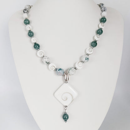 Découvrez mon collier talisman en pierres naturelles. Agate mousse, Jade AA, Merlinite et Œil de Sainte-Lucie pour attirer la chance, la prospérité et la sérénité.