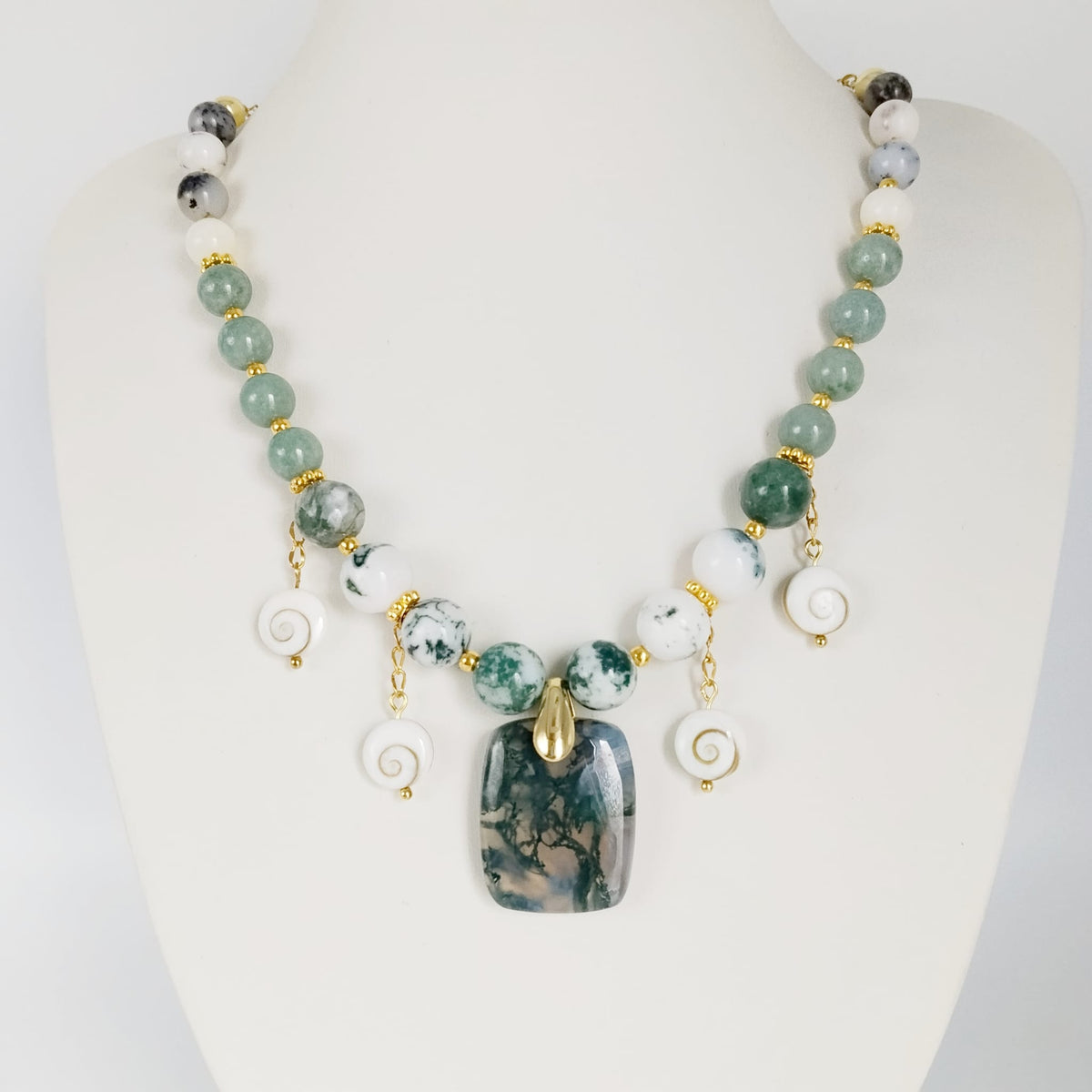 Découvrez mon collier talisman en pierres naturelles. Agate mousse, Jade AA, Merlinite et Œil de Sainte-Lucie pour attirer la chance, la prospérité et la sérénité.