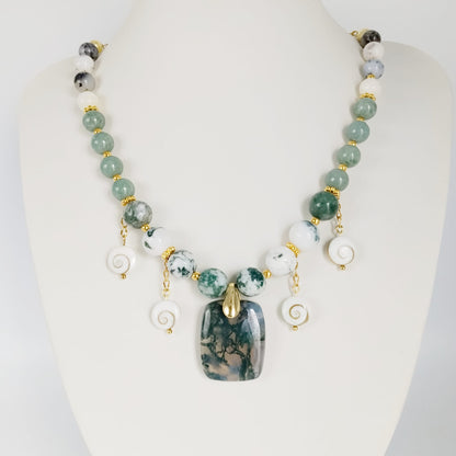 Découvrez mon collier talisman en pierres naturelles. Agate mousse, Jade AA, Merlinite et Œil de Sainte-Lucie pour attirer la chance, la prospérité et la sérénité.