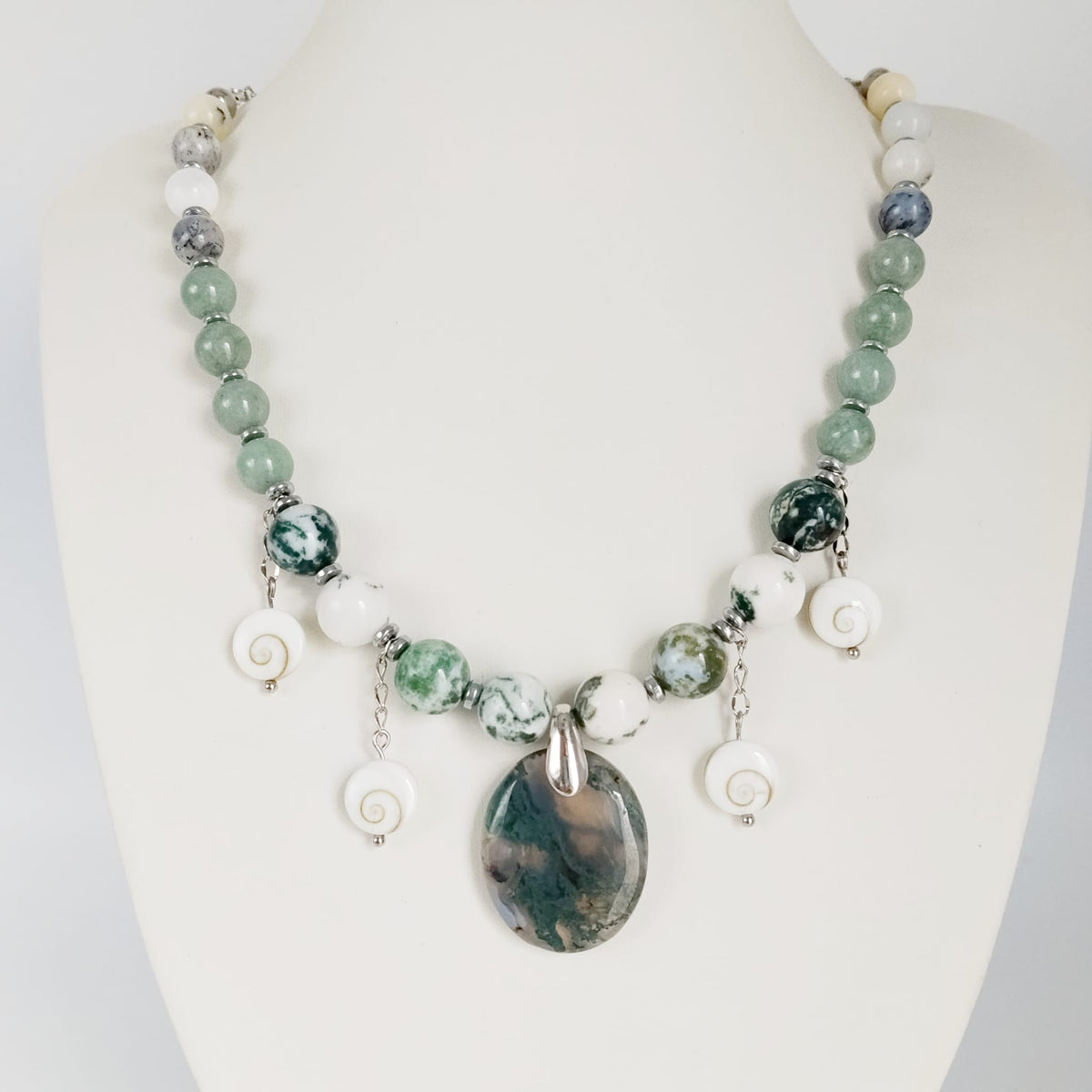 Découvrez mon collier talisman en pierres naturelles. Agate mousse, Jade AA, Merlinite et Œil de Sainte-Lucie pour attirer la chance, la prospérité et la sérénité.