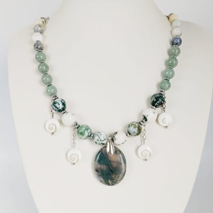 Découvrez mon collier talisman en pierres naturelles. Agate mousse, Jade AA, Merlinite et Œil de Sainte-Lucie pour attirer la chance, la prospérité et la sérénité.