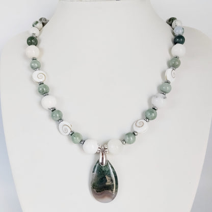 Découvrez mon collier talisman en pierres naturelles. Agate mousse, Jade AA, Merlinite et Œil de Sainte-Lucie pour attirer la chance, la prospérité et la sérénité.
