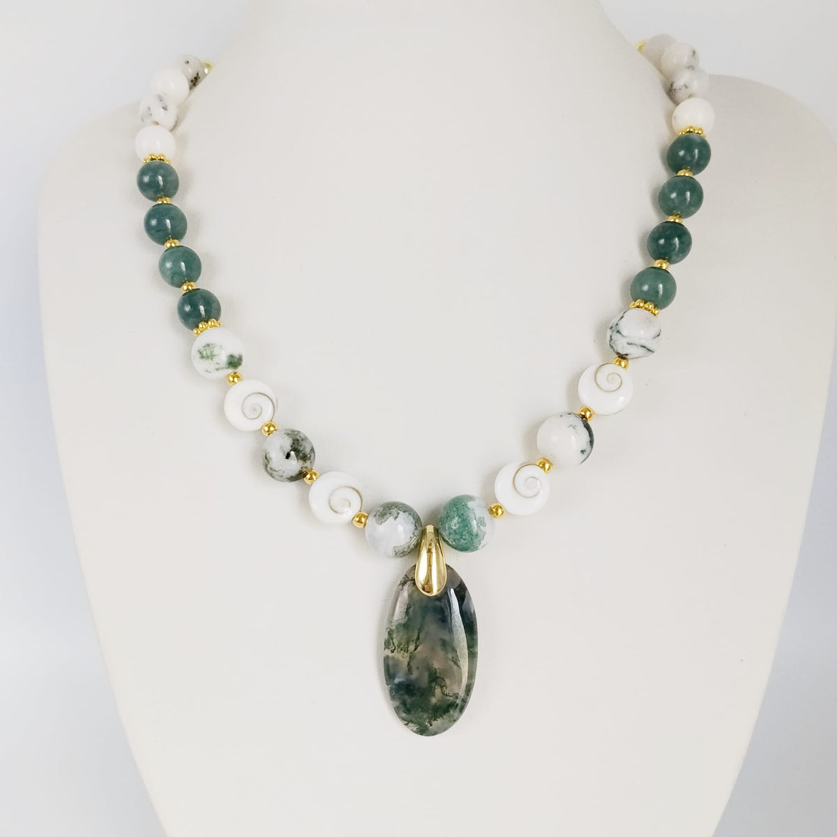 Découvrez mon collier talisman en pierres naturelles. Agate mousse, Jade AA, Merlinite et Œil de Sainte-Lucie pour attirer la chance, la prospérité et la sérénité.
