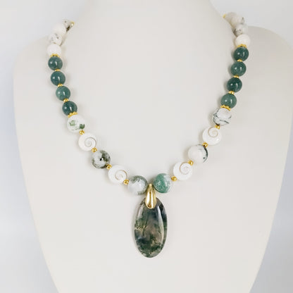 Découvrez mon collier talisman en pierres naturelles. Agate mousse, Jade AA, Merlinite et Œil de Sainte-Lucie pour attirer la chance, la prospérité et la sérénité.