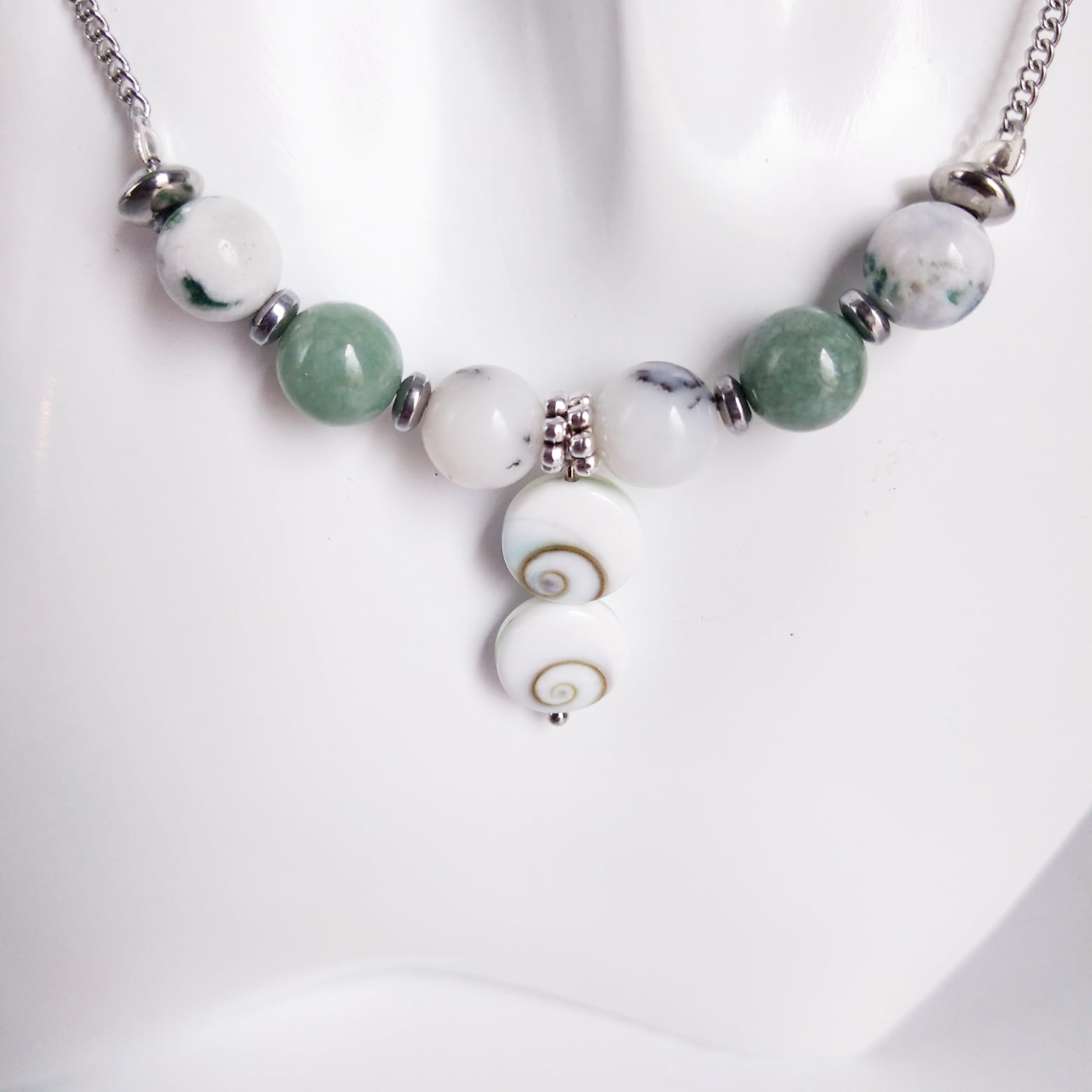 Attirez la chance, la prospérité et la protection avec notre sélection de pierres porte-bonheur : Œil de Sainte-Lucie, Agate Mousse, Jade, Merlinite.
