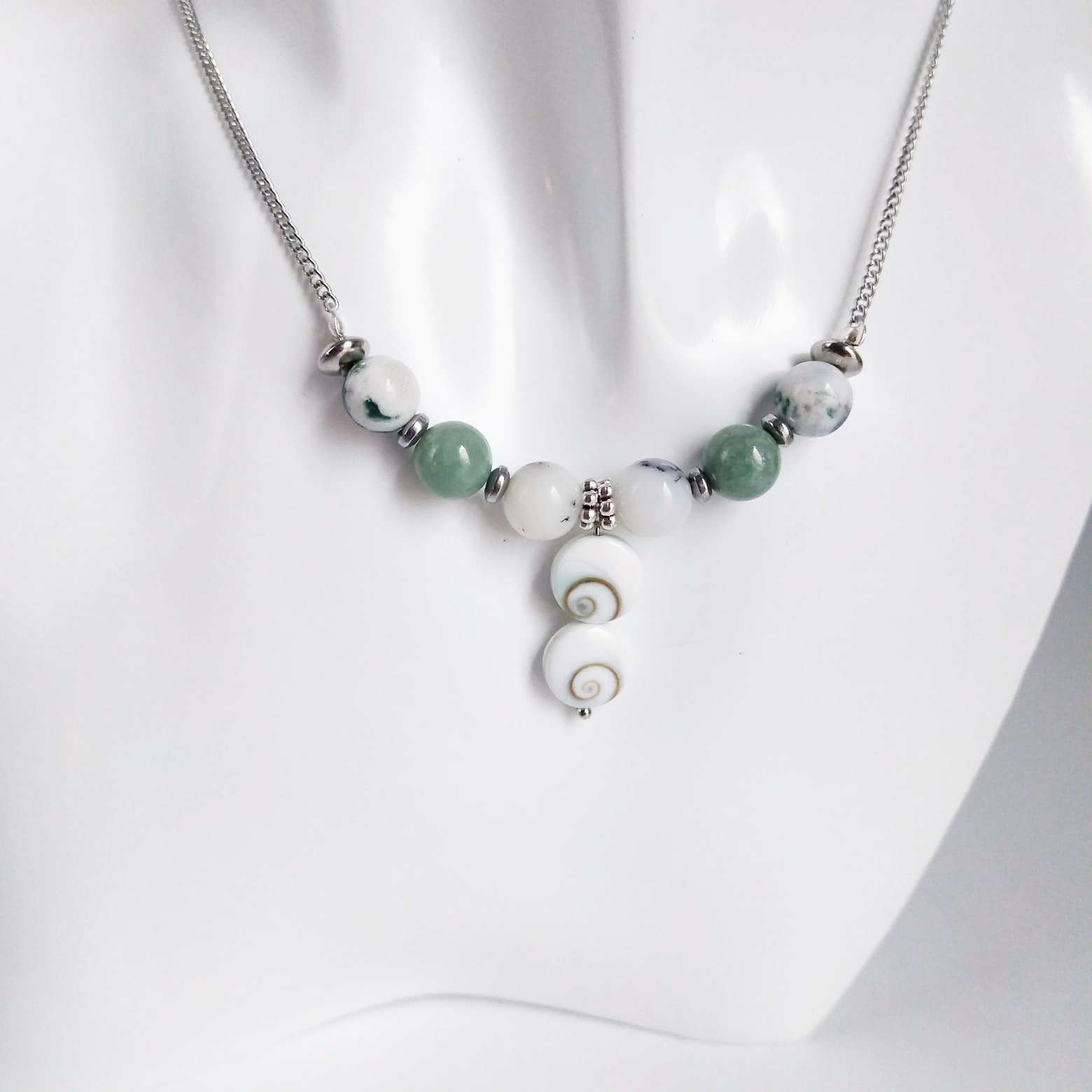 Attirez la chance, la prospérité et la protection avec notre sélection de pierres porte-bonheur : Œil de Sainte-Lucie, Agate Mousse, Jade, Merlinite.
