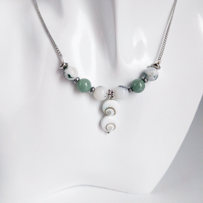 Attirez la chance, la prospérité et la protection avec notre sélection de pierres porte-bonheur : Œil de Sainte-Lucie, Agate Mousse, Jade, Merlinite.
