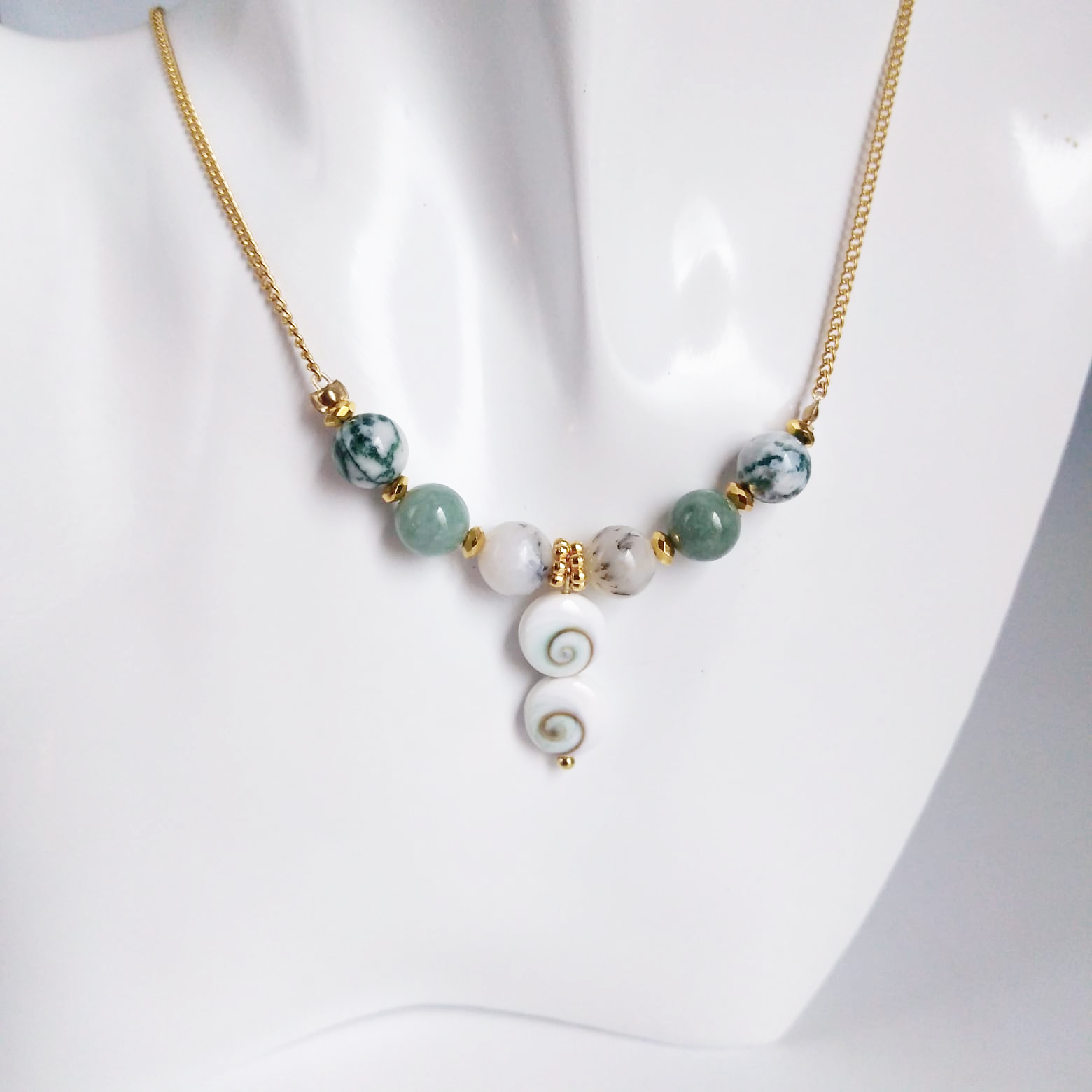 Attirez la chance, la prospérité et la protection avec notre sélection de pierres porte-bonheur : Œil de Sainte-Lucie, Agate Mousse, Jade, Merlinite.
