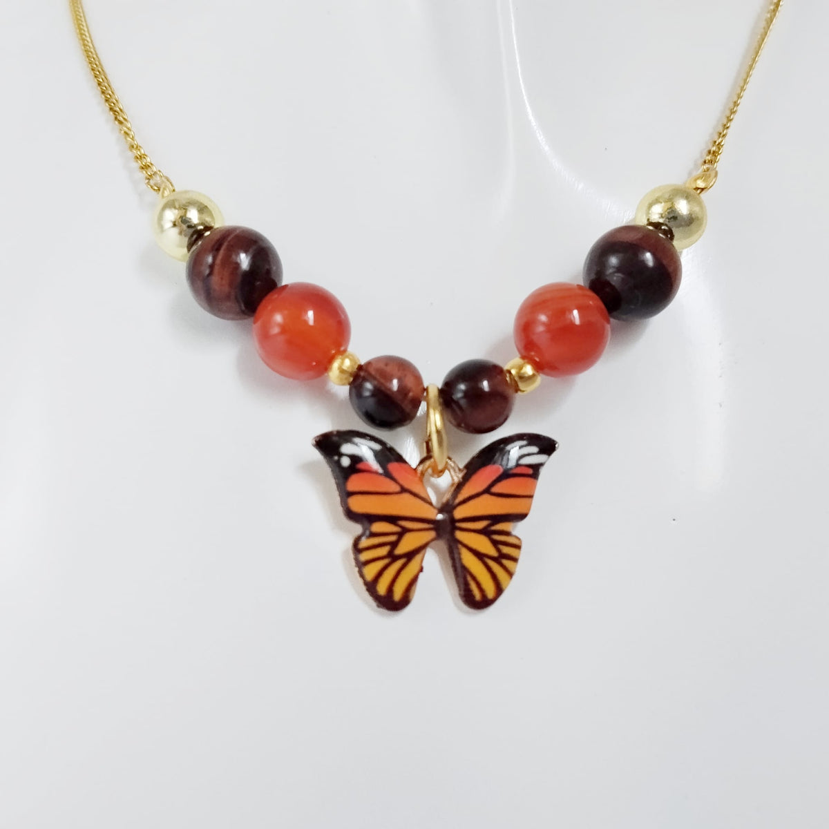 Collier en pierres naturelles Cornaline & Œil de Taureau avec pendentif papillon – énergie, protection et ancrage. Un bijou spirituel pour vitalité, confiance et équilibre.
