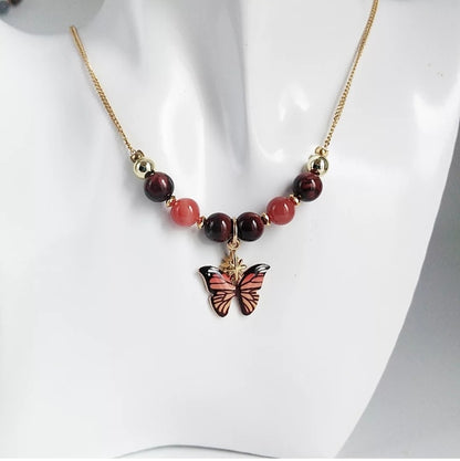 Collier en pierres naturelles Cornaline & Œil de Taureau avec pendentif papillon – énergie, protection et ancrage. Un bijou spirituel pour vitalité, confiance et équilibre.
