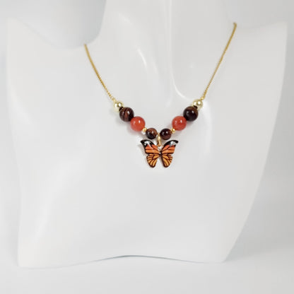 Collier en pierres naturelles Cornaline & Œil de Taureau avec pendentif papillon – énergie, protection et ancrage. Un bijou spirituel pour vitalité, confiance et équilibre.
