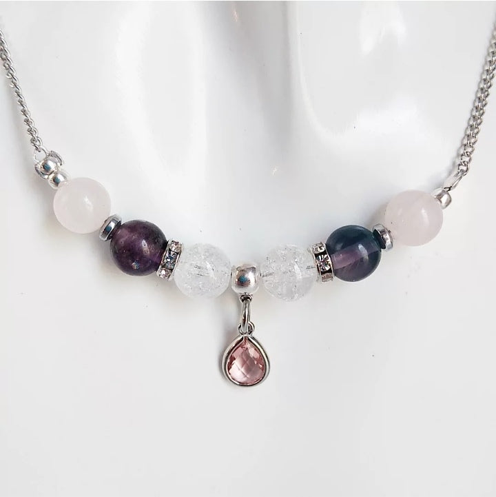 Collier en pierres naturelles Fluorite Pourpre & Quartz Rose. Apaise le cœur, clarifie l’esprit et diffuse amour et sérénité au quotidien.