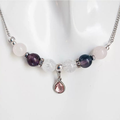 Collier en pierres naturelles Fluorite Pourpre & Quartz Rose. Apaise le cœur, clarifie l’esprit et diffuse amour et sérénité au quotidien.