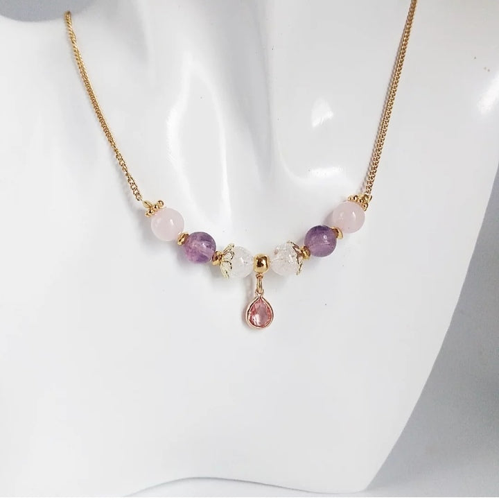 Collier en pierres naturelles Fluorite Pourpre & Quartz Rose. Apaise le cœur, clarifie l’esprit et diffuse amour et sérénité au quotidien.