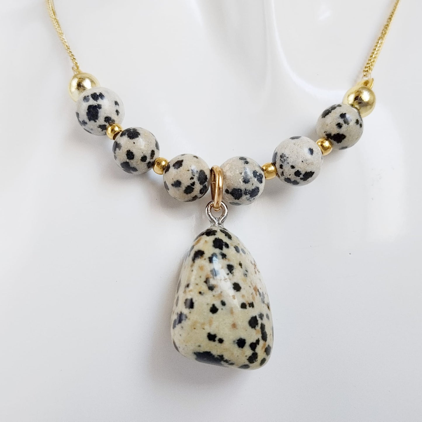 Découvrez notre collier en jaspe dalmatien naturel : apaisant, protecteur et stimulant pour l’esprit. Parfait pour traverser les périodes de changement et renforcer votre équilibre intérieur.