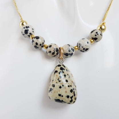 Découvrez notre collier en jaspe dalmatien naturel : apaisant, protecteur et stimulant pour l’esprit. Parfait pour traverser les périodes de changement et renforcer votre équilibre intérieur.