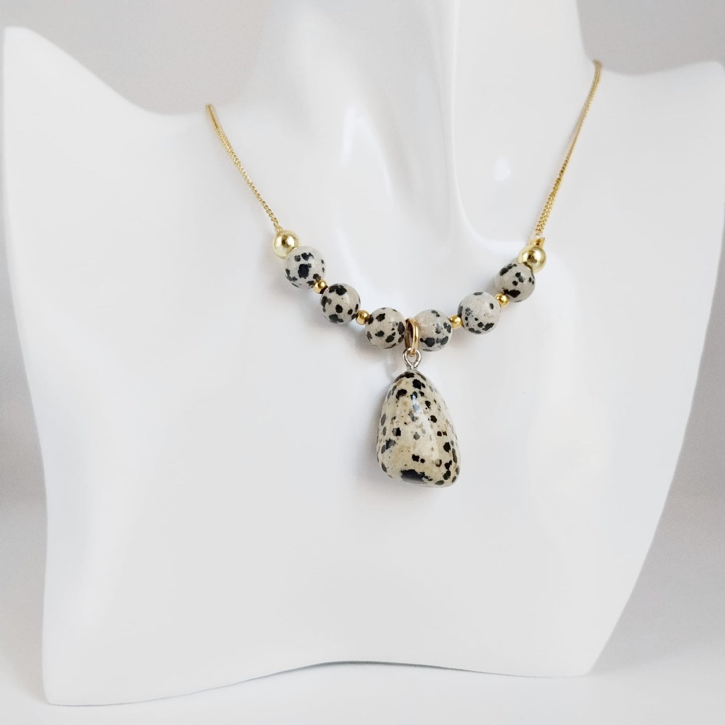 Découvrez notre collier en jaspe dalmatien naturel : apaisant, protecteur et stimulant pour l’esprit. Parfait pour traverser les périodes de changement et renforcer votre équilibre intérieur.