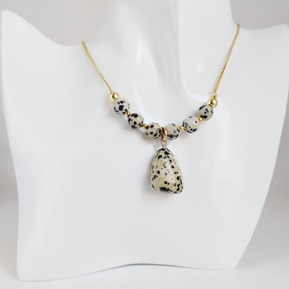 Découvrez notre collier en jaspe dalmatien naturel : apaisant, protecteur et stimulant pour l’esprit. Parfait pour traverser les périodes de changement et renforcer votre équilibre intérieur.