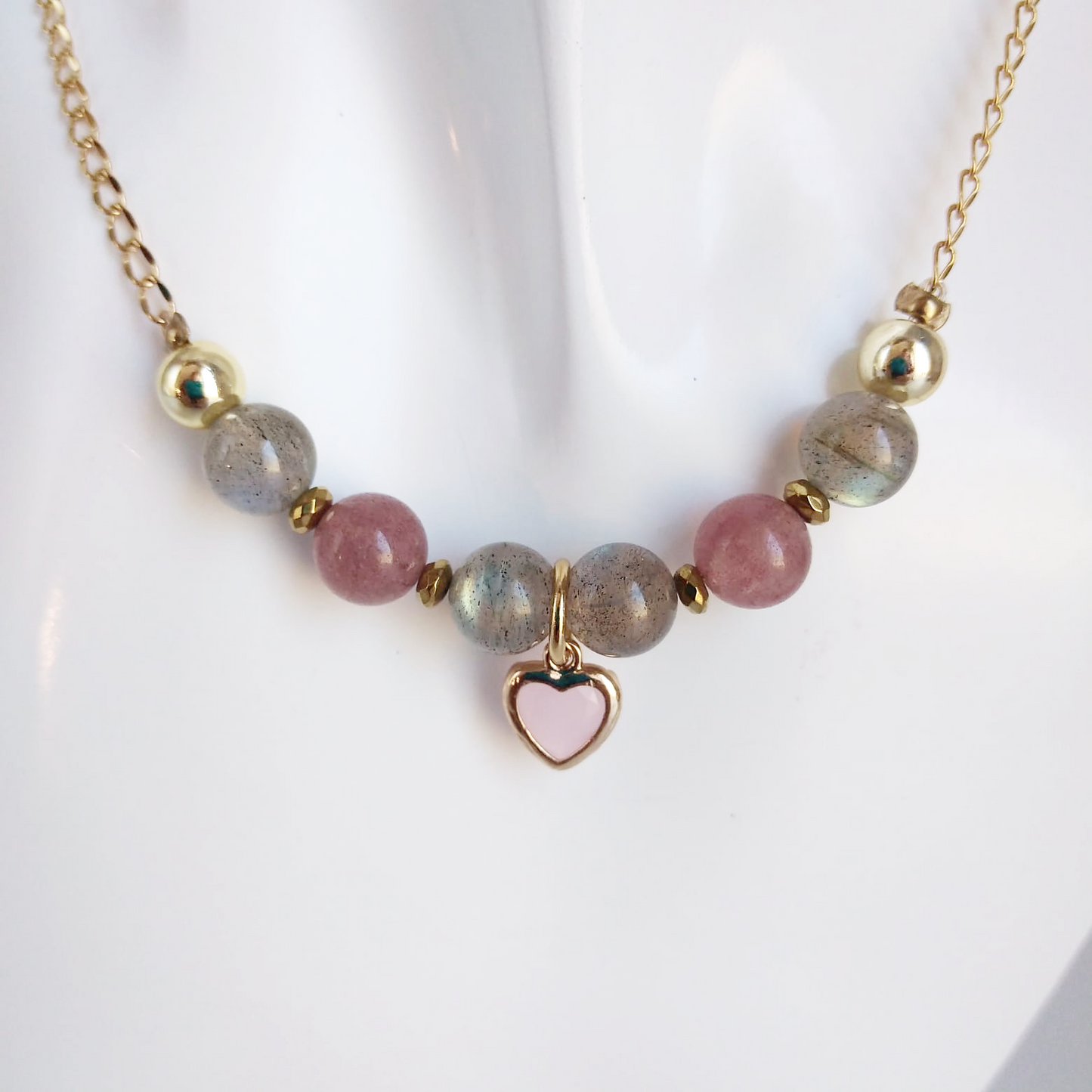 Laissez-vous séduire par l'alliance puissante de deux pierres exceptionnelles : la Labradorite AAA , pierre de protection par excellence, et le Quartz Fraise , véritable élixir de douceur et d'amour. 