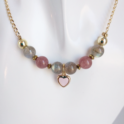 Laissez-vous séduire par l'alliance puissante de deux pierres exceptionnelles : la Labradorite AAA , pierre de protection par excellence, et le Quartz Fraise , véritable élixir de douceur et d'amour. 