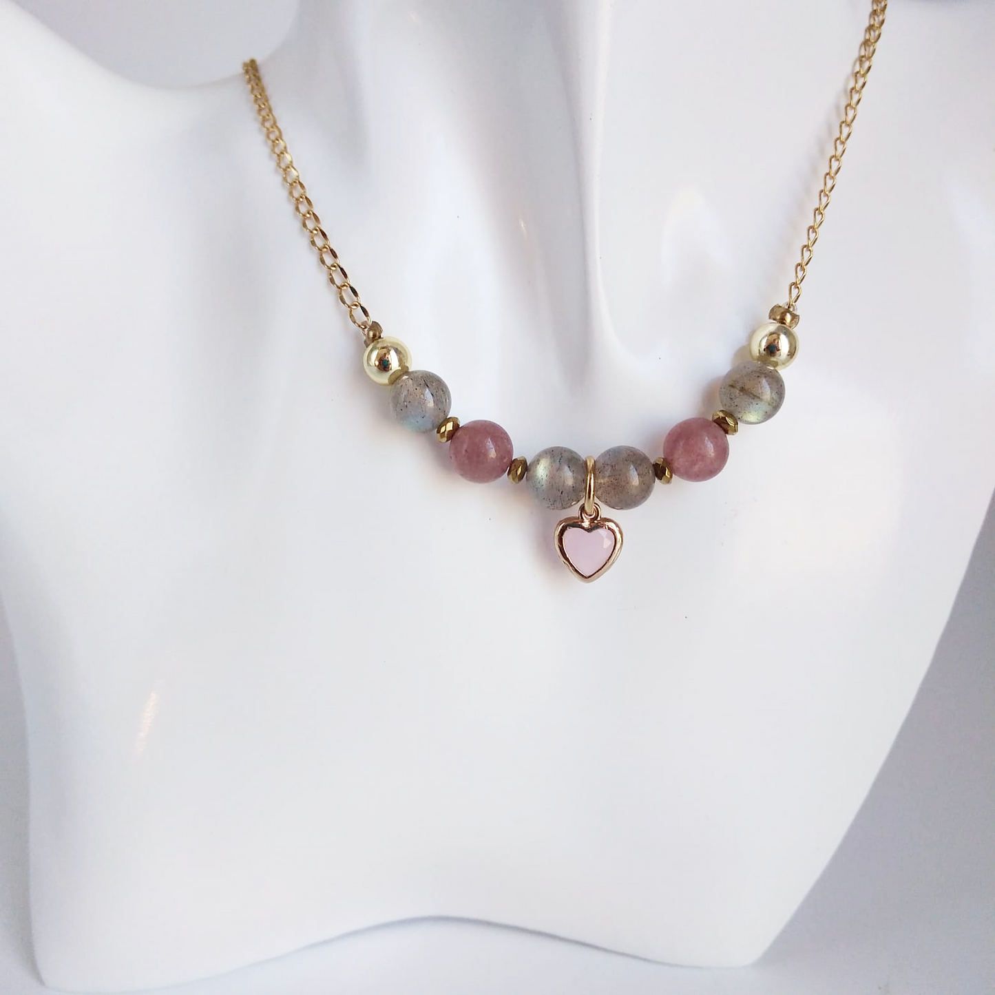 Laissez-vous séduire par l'alliance puissante de deux pierres exceptionnelles : la Labradorite AAA , pierre de protection par excellence, et le Quartz Fraise , véritable élixir de douceur et d'amour. 