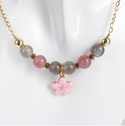 Laissez-vous séduire par l'alliance puissante de deux pierres exceptionnelles : la Labradorite AAA , pierre de protection par excellence, et le Quartz Fraise , véritable élixir de douceur et d'amour. 