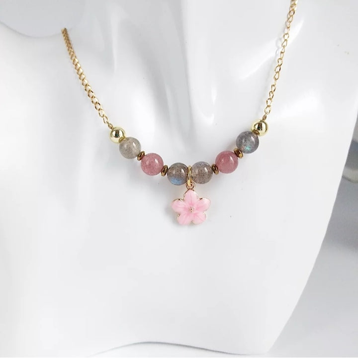 Laissez-vous séduire par l'alliance puissante de deux pierres exceptionnelles : la Labradorite AAA , pierre de protection par excellence, et le Quartz Fraise , véritable élixir de douceur et d'amour. 