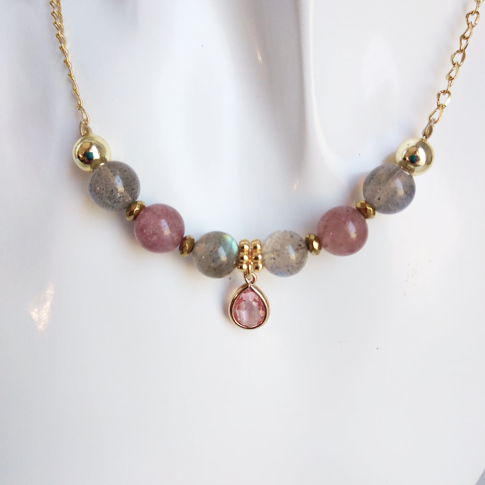 Laissez-vous séduire par l'alliance puissante de deux pierres exceptionnelles : la Labradorite AAA , pierre de protection par excellence, et le Quartz Fraise , véritable élixir de douceur et d'amour. 