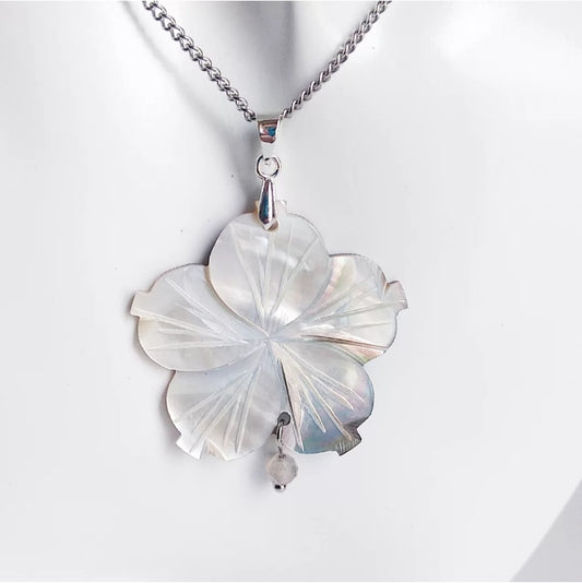 Collier en Nacre en forme de fleur, une pièce à la fois élégante et bénéfique pour le bien-être intérieur. La Nacre est reconnue pour ses vertus apaisantes en lithothérapie, idéale pour harmoniser les émotions et calmer l'esprit. 
