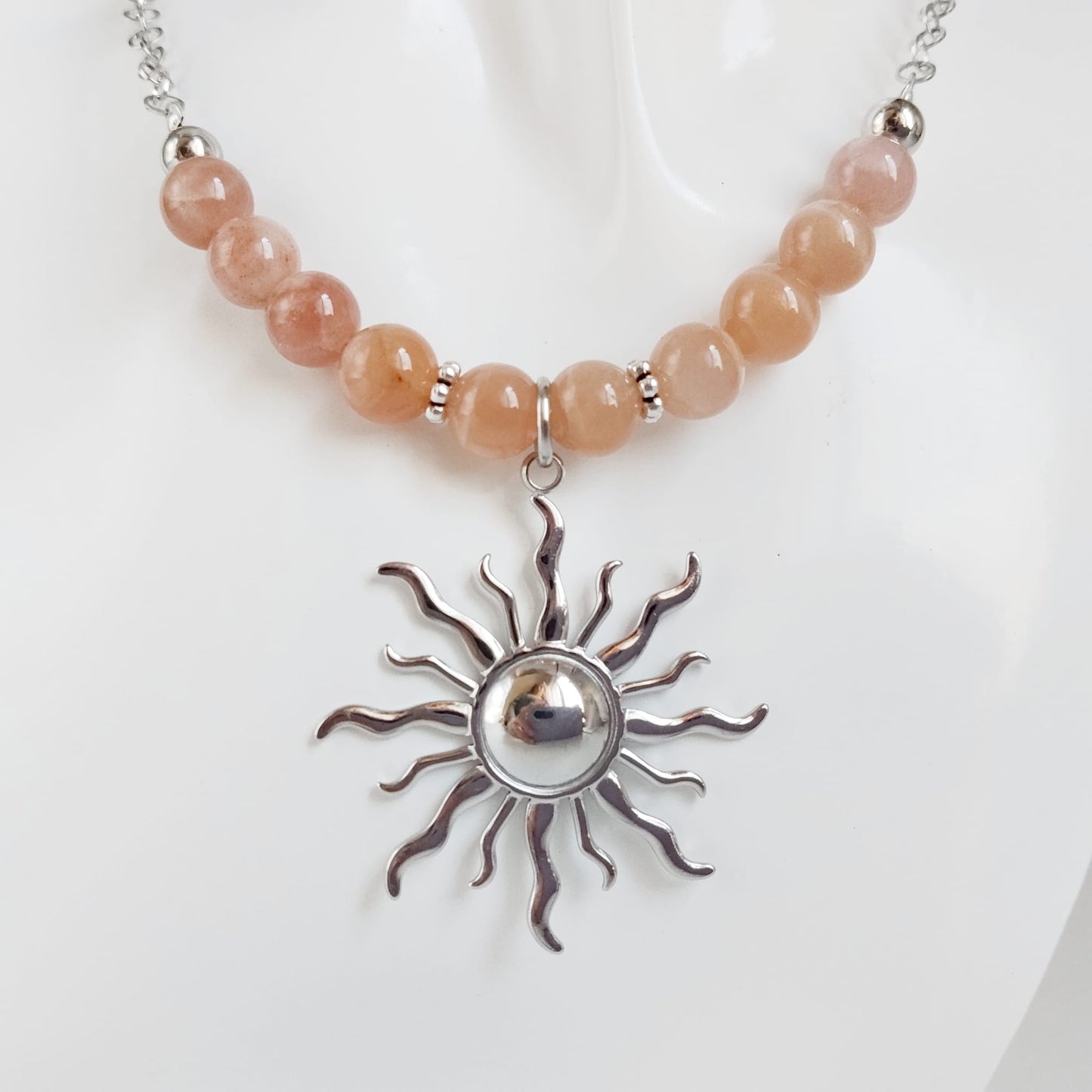 Collier en Pierre de Soleil naturelle, symbole de vitalité, confiance et énergie positive. Bijou lumineux idéal pour attirer joie, optimisme et bien-être au quotidien.