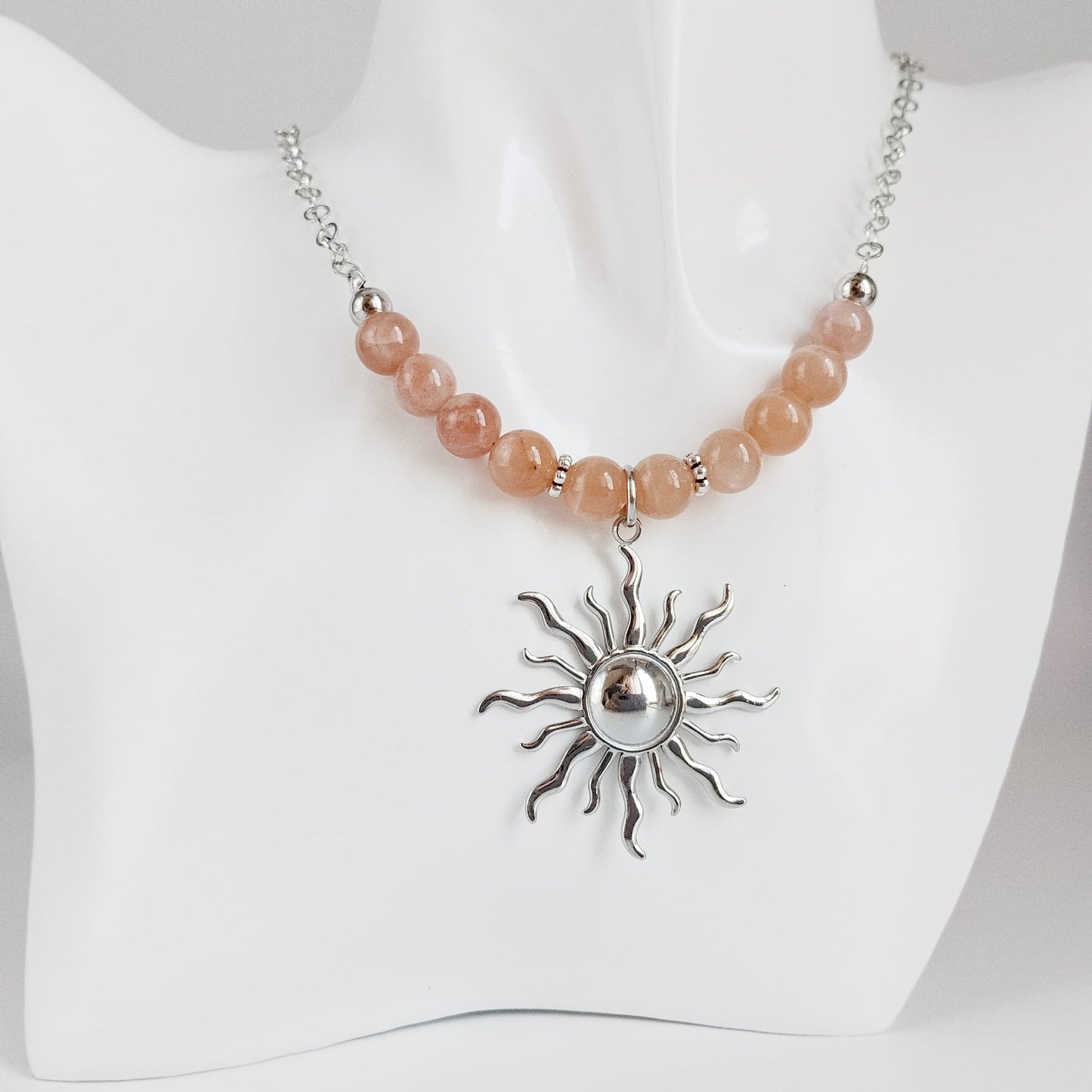 Collier en Pierre de Soleil naturelle, symbole de vitalité, confiance et énergie positive. Bijou lumineux idéal pour attirer joie, optimisme et bien-être au quotidien.