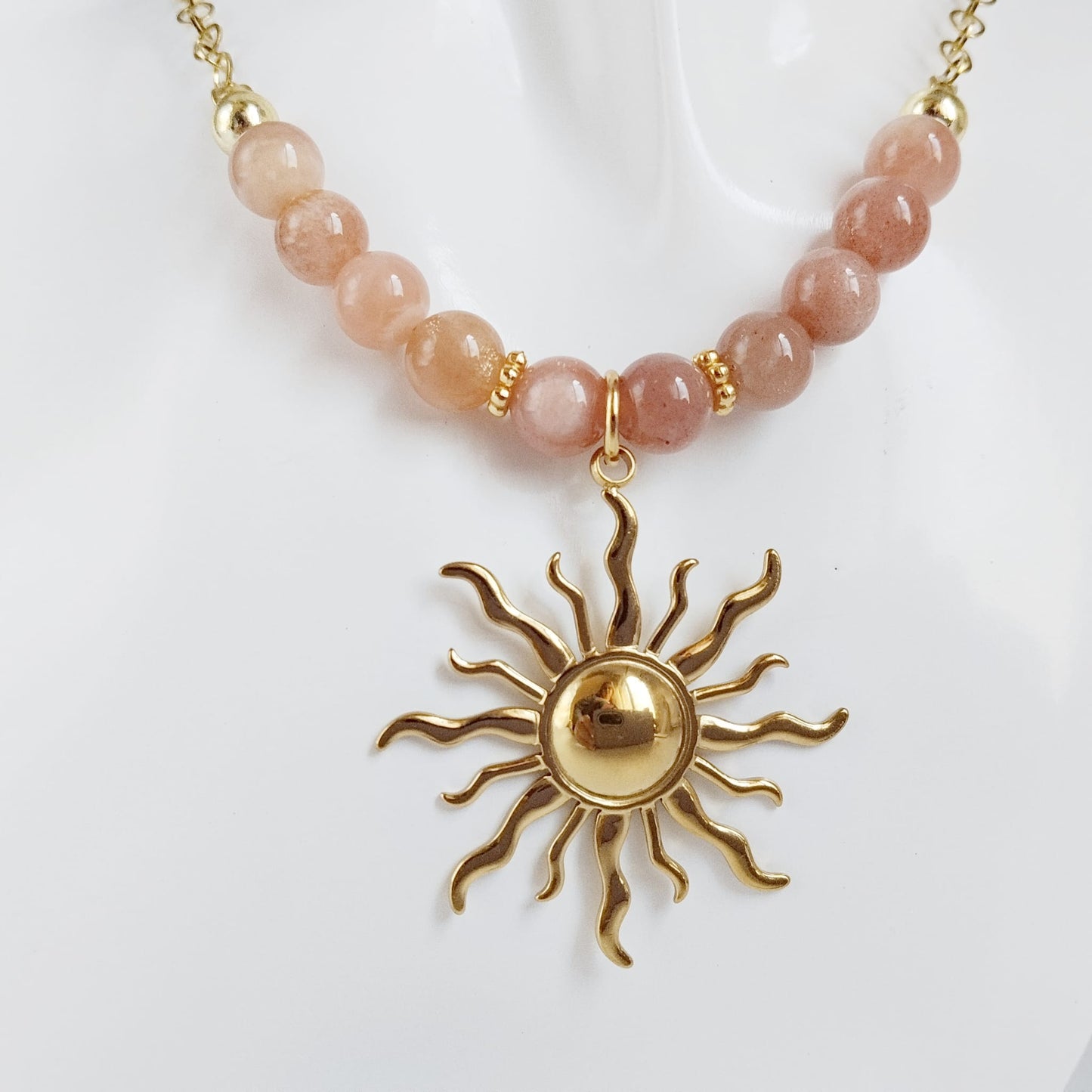 Collier en Pierre de Soleil naturelle, symbole de vitalité, confiance et énergie positive. Bijou lumineux idéal pour attirer joie, optimisme et bien-être au quotidien.