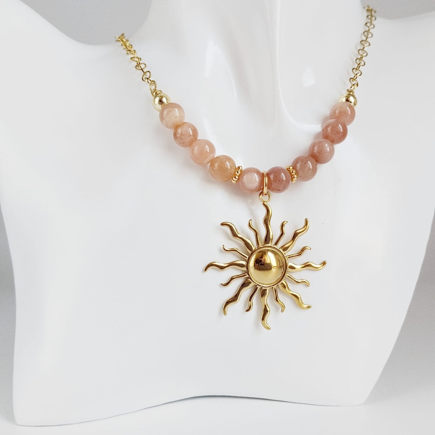 Collier en Pierre de Soleil naturelle, symbole de vitalité, confiance et énergie positive. Bijou lumineux idéal pour attirer joie, optimisme et bien-être au quotidien.