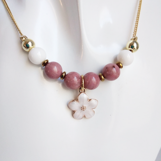 Collier en pierres naturelles Rhodonite et Nacre – allie élégance et bienfaits émotionnels. Apaise le stress, favorise l’amour, l’intuition et l’harmonie intérieure.