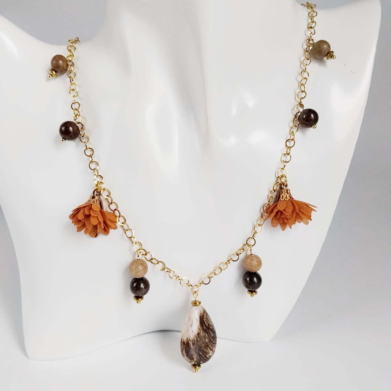 Collier en pierres naturelles Agate Brèche et Bronzite. Bijou énergétique favorisant protection, ancrage, sérénité et équilibre émotionnel. Chaîne en acier inoxydable.