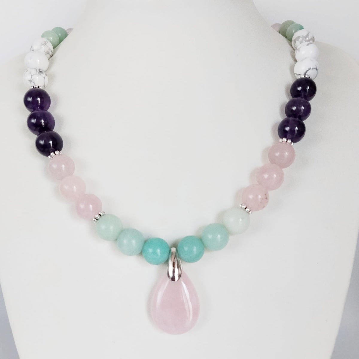 Découvre notre collier anti-stress en 4 pierres naturelles apaisantes. L'allié parfait pour apaiser l'esprit et retrouver la sérénité au quotidien.