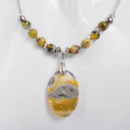 Collier en jaspe Bumblebee naturel – pierre d’énergie et de confiance. Idéal pour favoriser la motivation, la clarté mentale et la protection au quotidien.