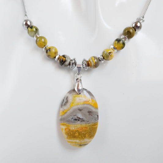 Collier en jaspe Bumblebee naturel – pierre d’énergie et de confiance. Idéal pour favoriser la motivation, la clarté mentale et la protection au quotidien.