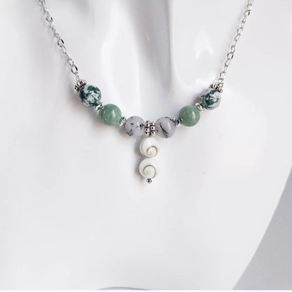 Attirez la chance, la prospérité et la protection avec notre sélection de pierres porte-bonheur : Œil de Sainte-Lucie, Agate Mousse, Jade, Merlinite.
