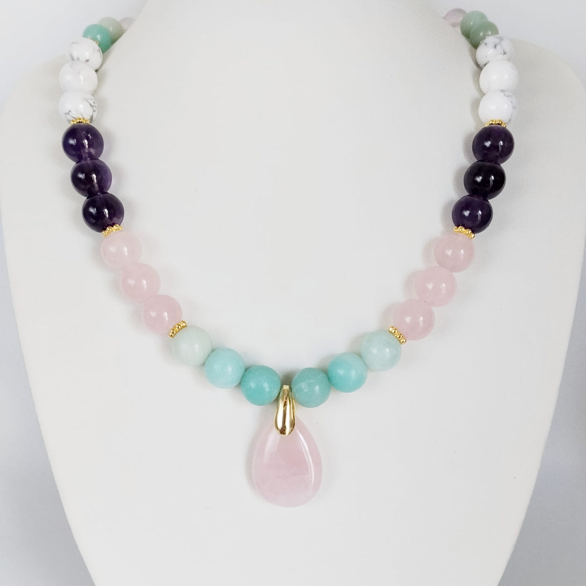 Découvre notre collier anti-stress en 4 pierres naturelles apaisantes. L'allié parfait pour apaiser l'esprit et retrouver la sérénité au quotidien.