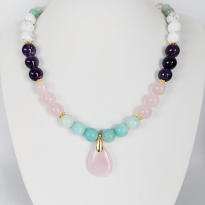 Découvre notre collier anti-stress en 4 pierres naturelles apaisantes. L'allié parfait pour apaiser l'esprit et retrouver la sérénité au quotidien.