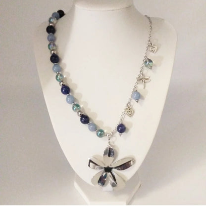 Collier en Sodalite, Angélite et Aqua Aura – Pierre de sérénité, de clarté mentale et de communication. Un bijou apaisant et protecteur au style unique.