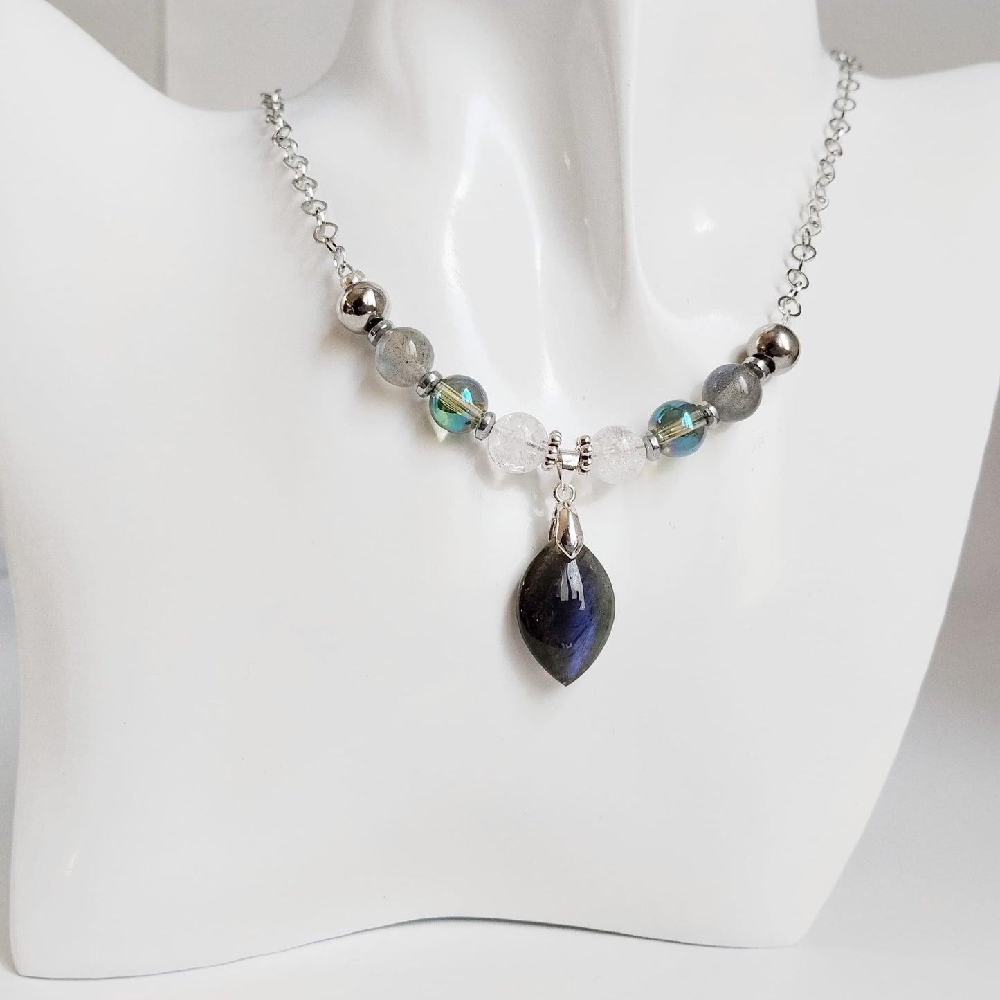 Découvrez le collier Protection & Sérénité en Labradorite AAA, Aqua Aura et Cristal de Roche. Désormais disponible en finitions Doré et Argenté. Équilibrez vos énergies et protégez votre aura avec ce bijou artisanal unique. Livraison rapide.