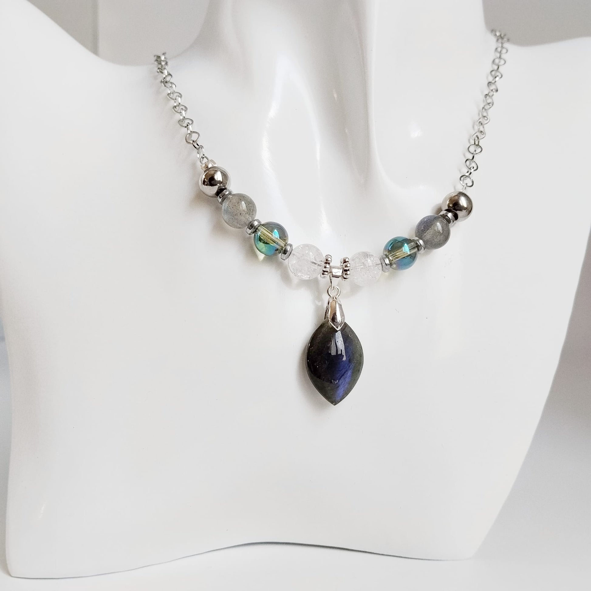 Découvrez le collier Protection & Sérénité en Labradorite AAA, Aqua Aura et Cristal de Roche. Désormais disponible en finitions Doré et Argenté. Équilibrez vos énergies et protégez votre aura avec ce bijou artisanal unique. Livraison rapide.