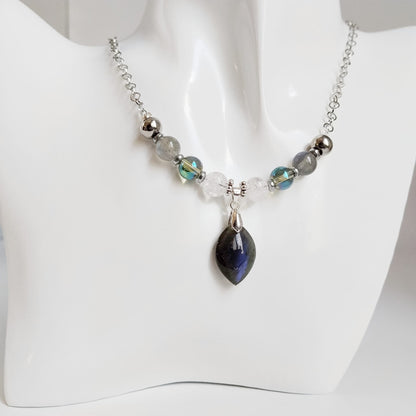 Découvrez le collier Protection & Sérénité en Labradorite AAA, Aqua Aura et Cristal de Roche. Désormais disponible en finitions Doré et Argenté. Équilibrez vos énergies et protégez votre aura avec ce bijou artisanal unique. Livraison rapide.