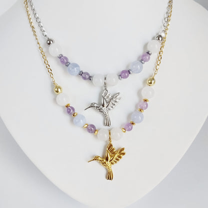 Découvrez notre collier Colibri en Jade blanc, Calcédoine et Améthyste. Un bijou artisanal en pierres naturelles synonyme de sérénité, clarté et douceur.
