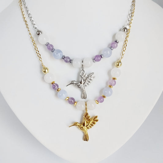 Découvrez notre collier Colibri en Jade blanc, Calcédoine et Améthyste. Un bijou artisanal en pierres naturelles synonyme de sérénité, clarté et douceur.
